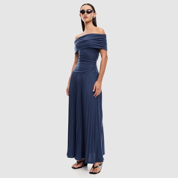 NWT ✨ LIONESS ‘Field of Dreams’ Navy Maxi Off Shoulder Pleated Dress Sz Small - Picture 2 of 9